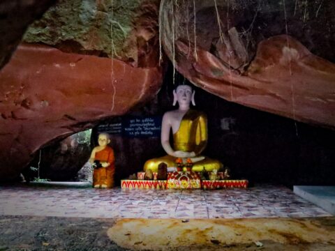 สถานที่ท่องเที่ยวถ้ำพระ วัดป่าดงหม้อทอง (ศิลาอาสน์) ตำบลดงหม้อทองใต้ อำเภอบ้านม่วง จังหวัดสกลนคร