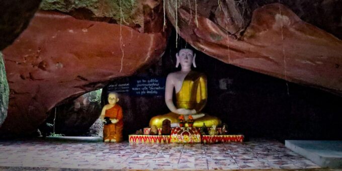 สถานที่ท่องเที่ยวถ้ำพระ วัดป่าดงหม้อทอง (ศิลาอาสน์) ตำบลดงหม้อทองใต้ อำเภอบ้านม่วง จังหวัดสกลนคร